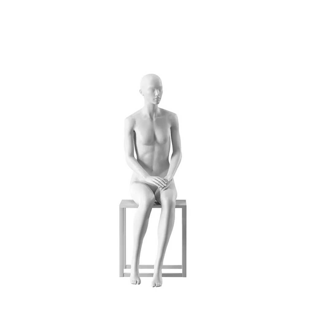 Mannequin de vitrine femme blanc, tête abstraite avec nez et bouche, socle rond en verre, pose 004