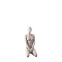 Maniquí de lencería mujer, copa B, color de piel nude, postura sentada sobre las rodillas 11B