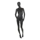 Mannequin de vitrine femme noir, avec tête abstraite, socle rond en verre, pose 2