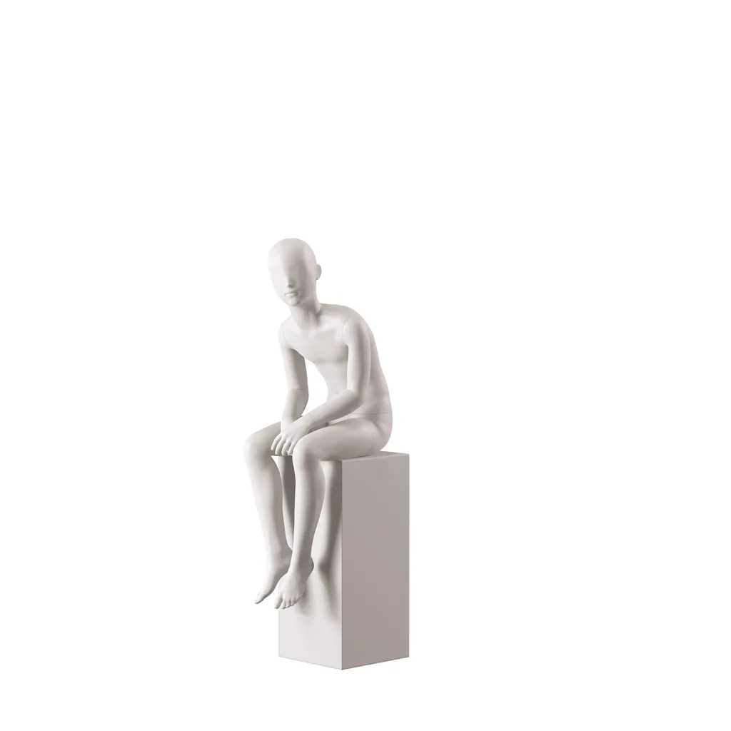 Mannequin de vitrine enfant, 10 ans, avec tête semi-abstraite, socle rond en verre, nude, pose 211