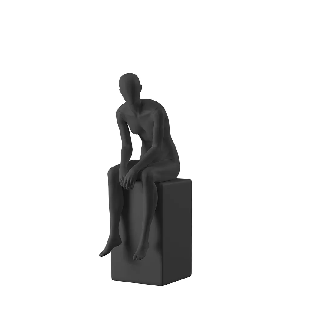 Maniquí realista de color negro mujer, estilo urbano, cabeza abstracta, postura sentada 001