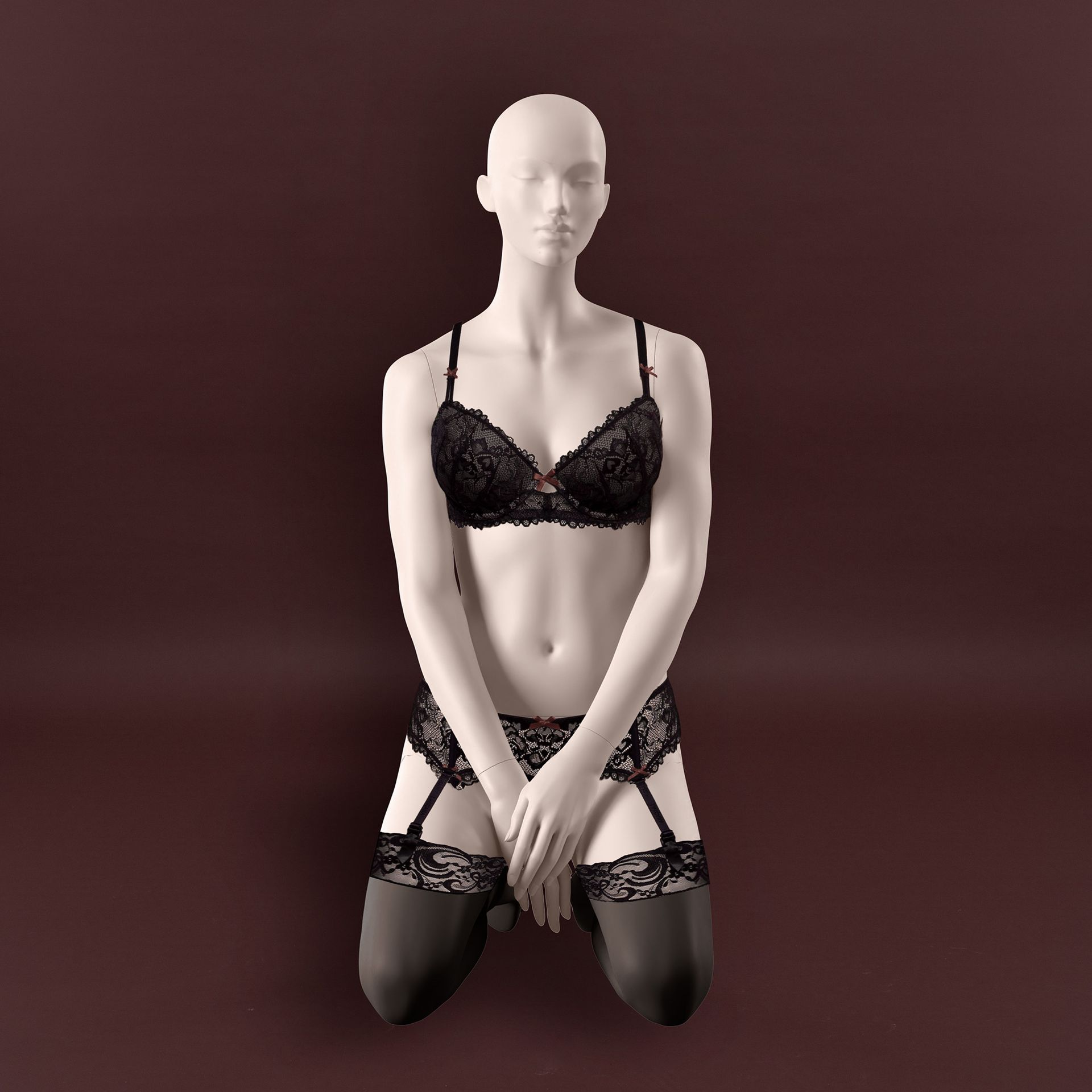 Lingerie mannequin dame B-cup huidskleur zittend op knieën pose 11B 