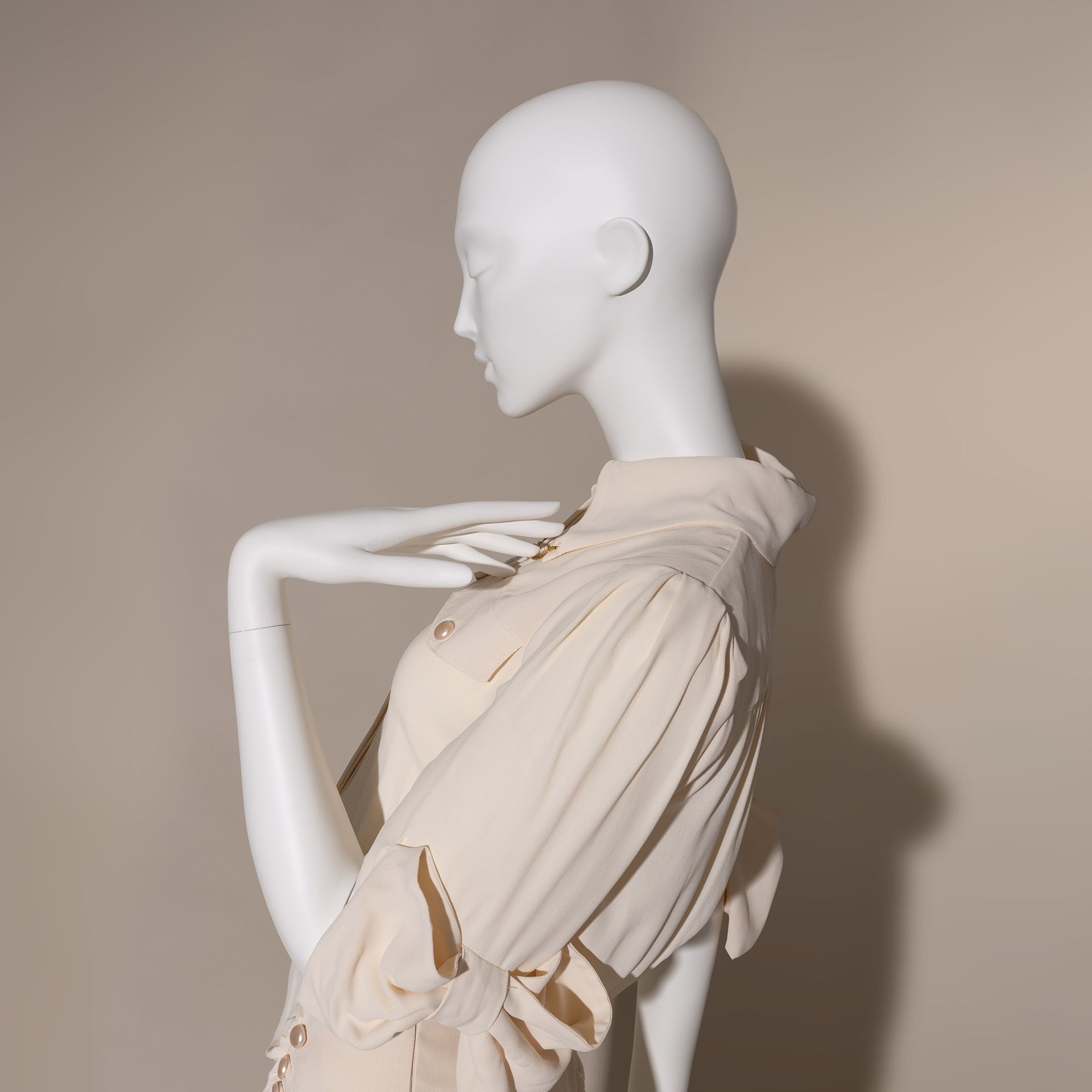 Maniquí de moda elegante mujer, blanco mate, postura de pie 01