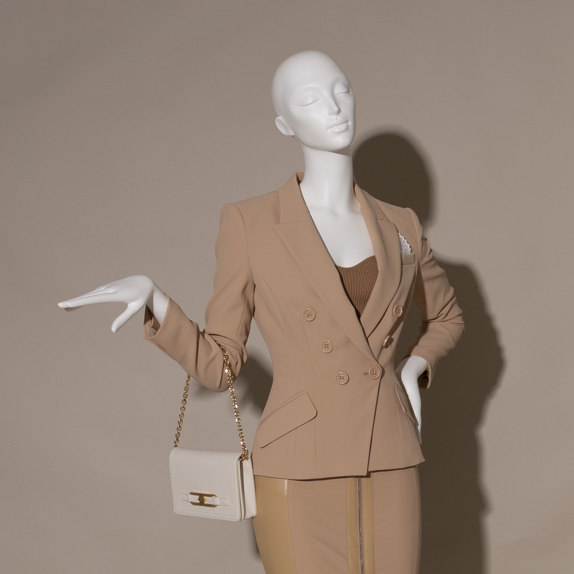 Maniquí de moda elegante mujer, blanco mate, postura de pie 03