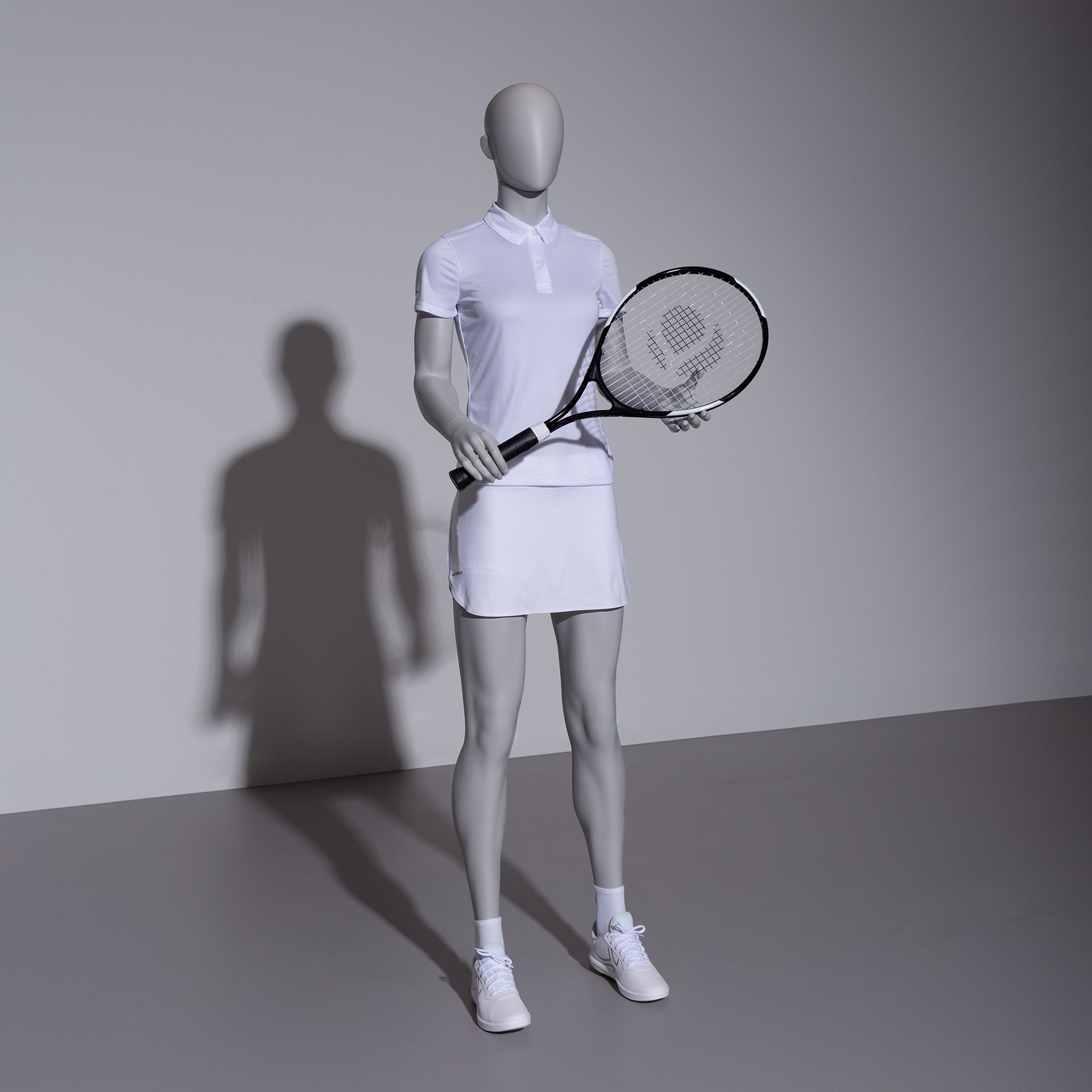 Tennis sport dames mannequin, grijs, abstract hoofd, staande pose 02