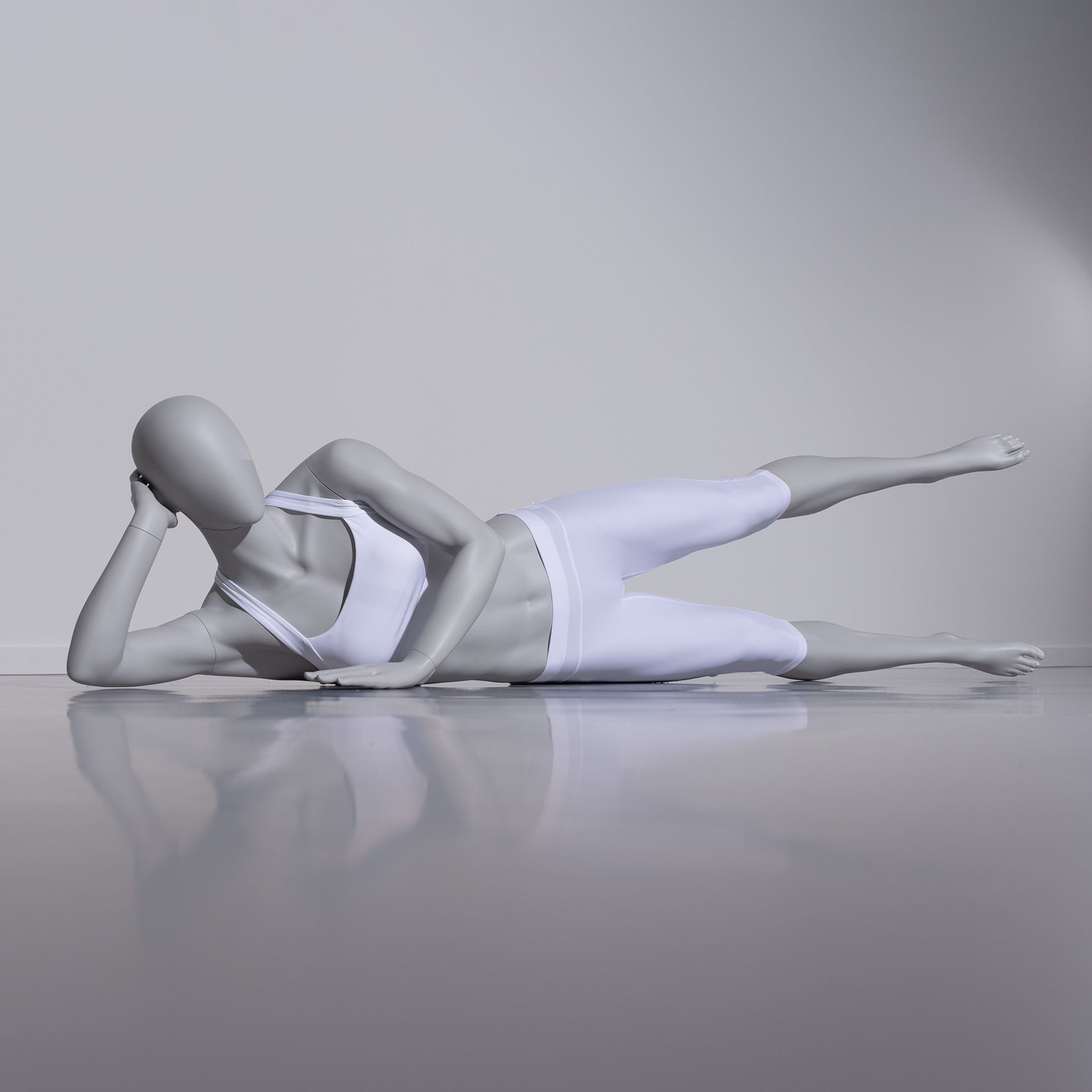 Maniquí de deporte gimnasio, mujer, gris, cabeza abstracta, postura acostada 08