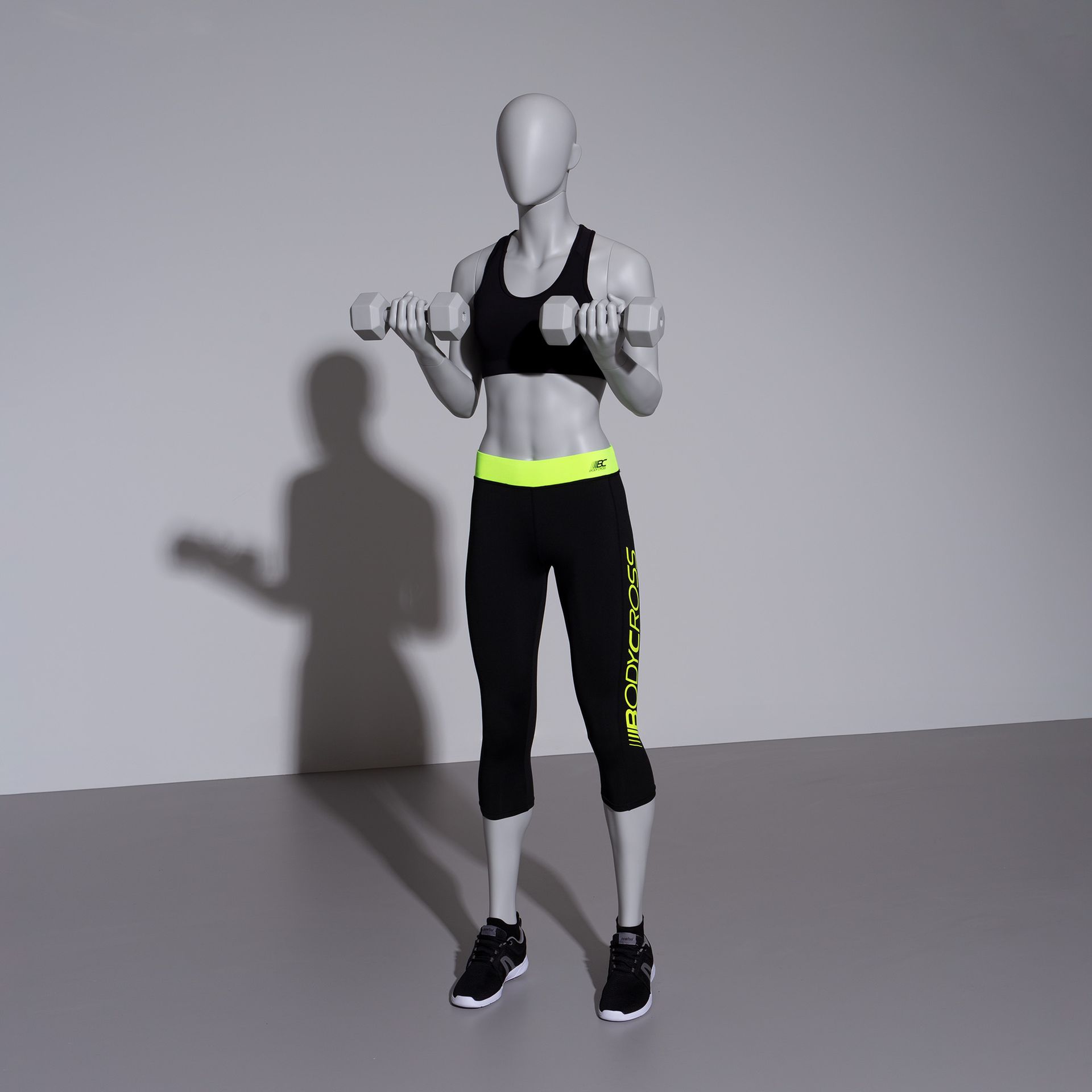 Fitness dames mannequin, grijs abstract hoofd, staande pose 12