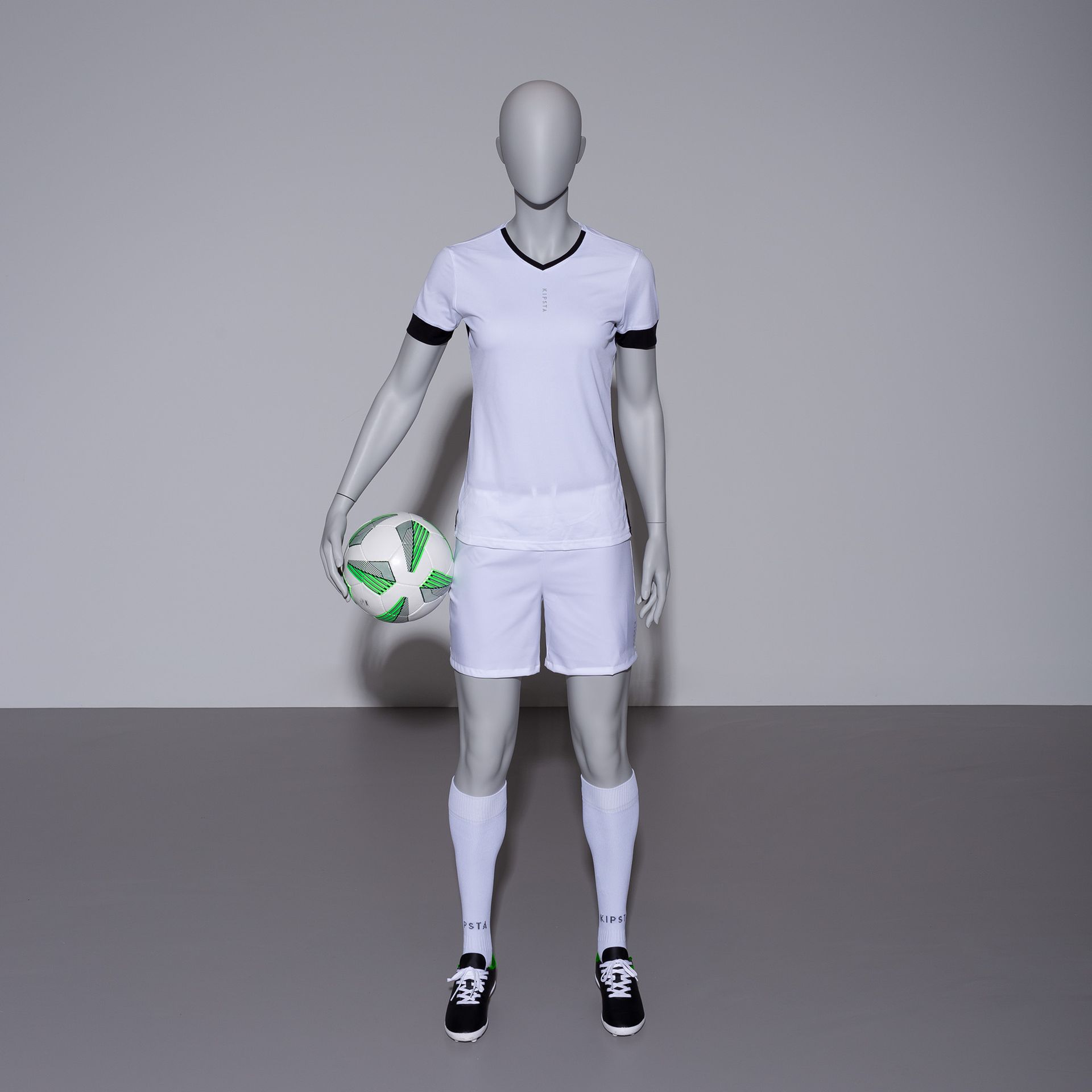 Maniquí de deporte fútbol, mujer, gris, cabeza abstracta, postura de pie 16