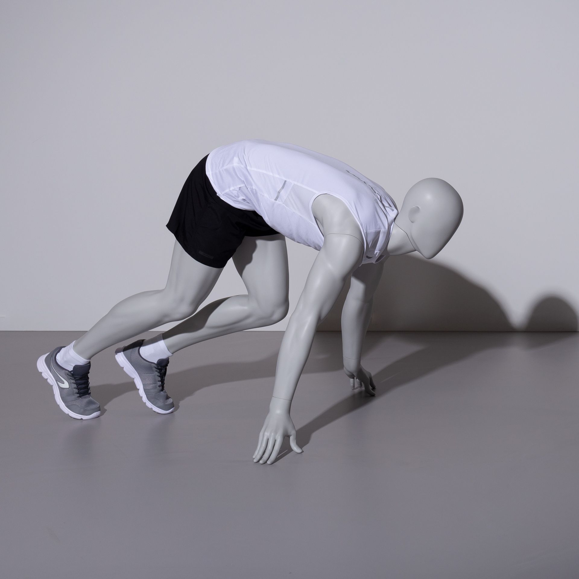 Start to run sport mannequin, male, grey, abstract head, pose 303