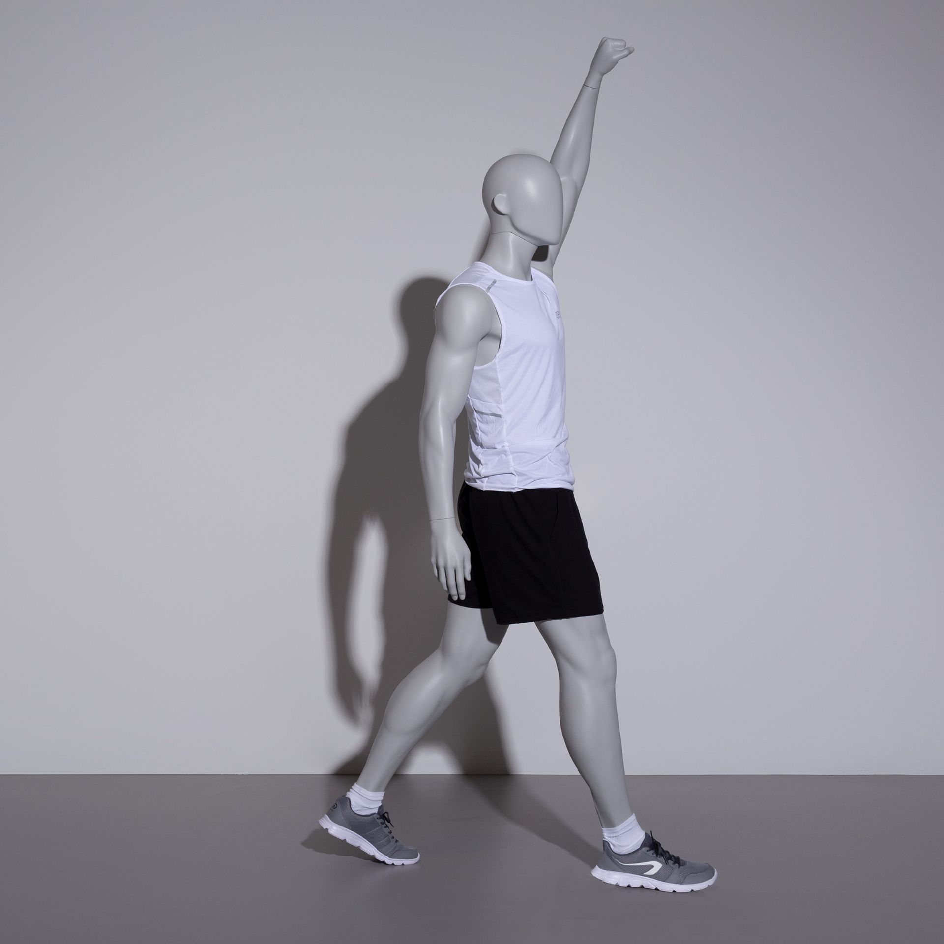 Mannequin sportif d'encouragement, homme, gris, tête abstraite, pose debout 306