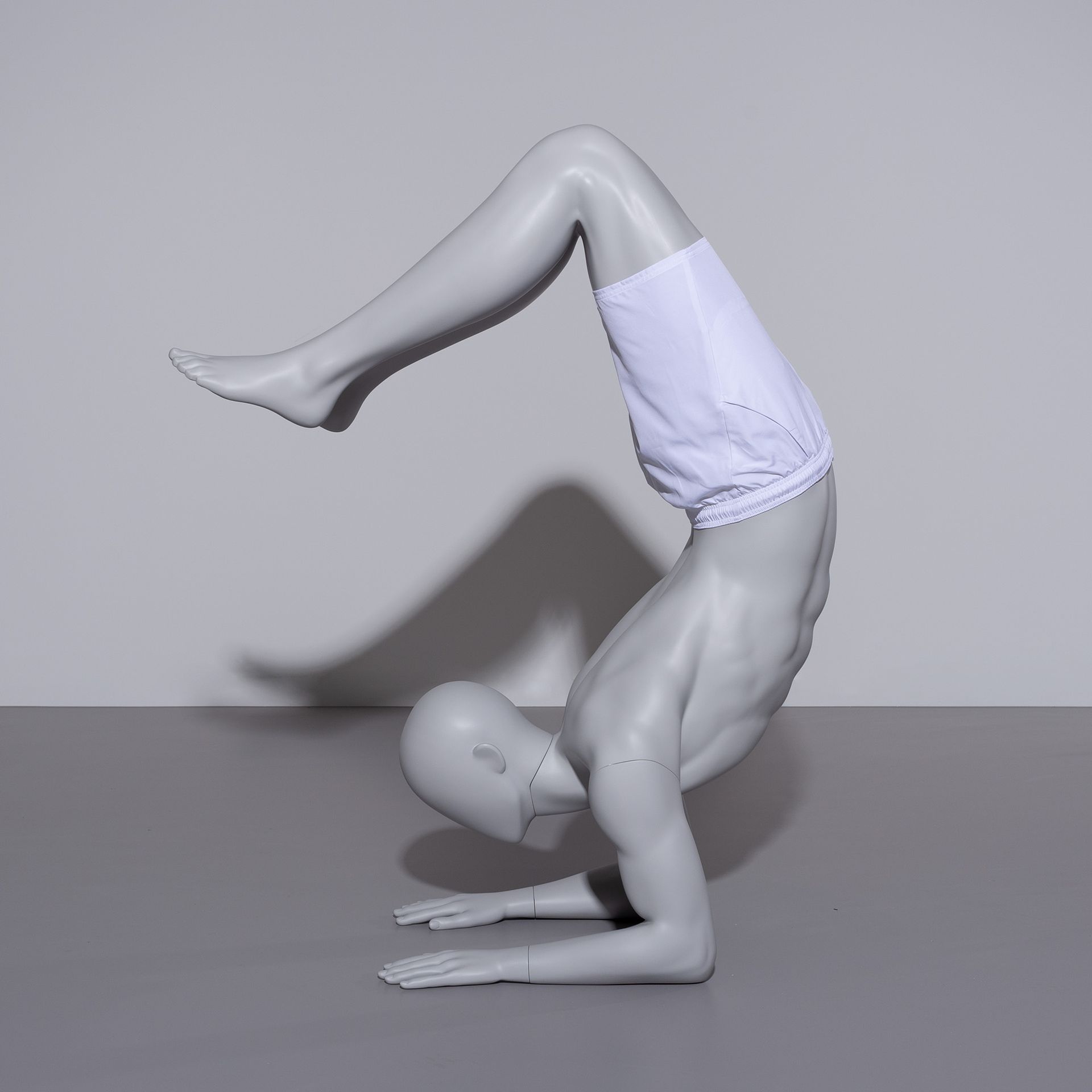 Maniquí de deporte yoga, hombre, gris, cabeza abstracta, postura 308