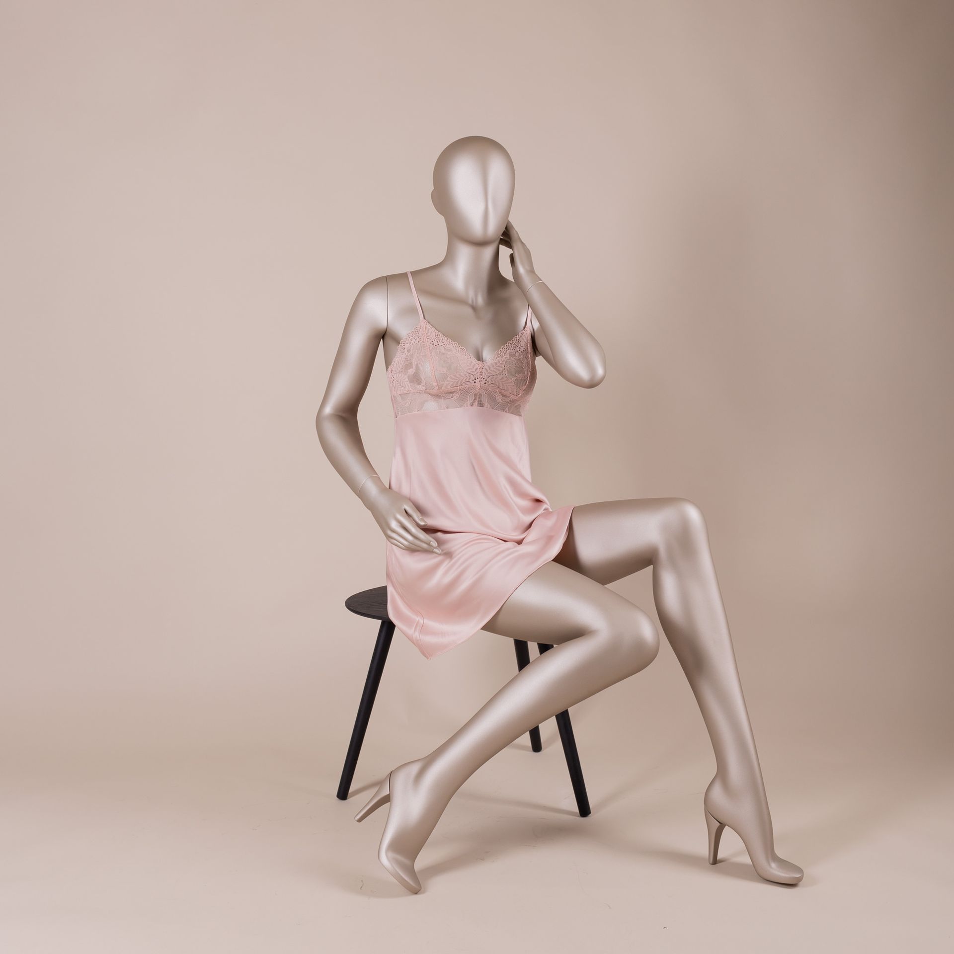 Mannequin lingerie, femme, bonnet B, couleur chair métallique, pose debout 08B