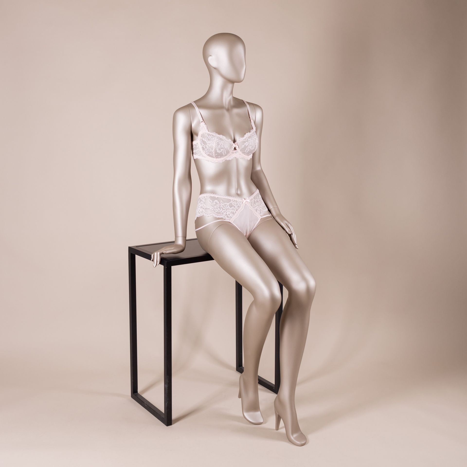 Mannequin Dessous Dame, B-Cup, metallische Hautfarbe, sitzende Pose 10B

