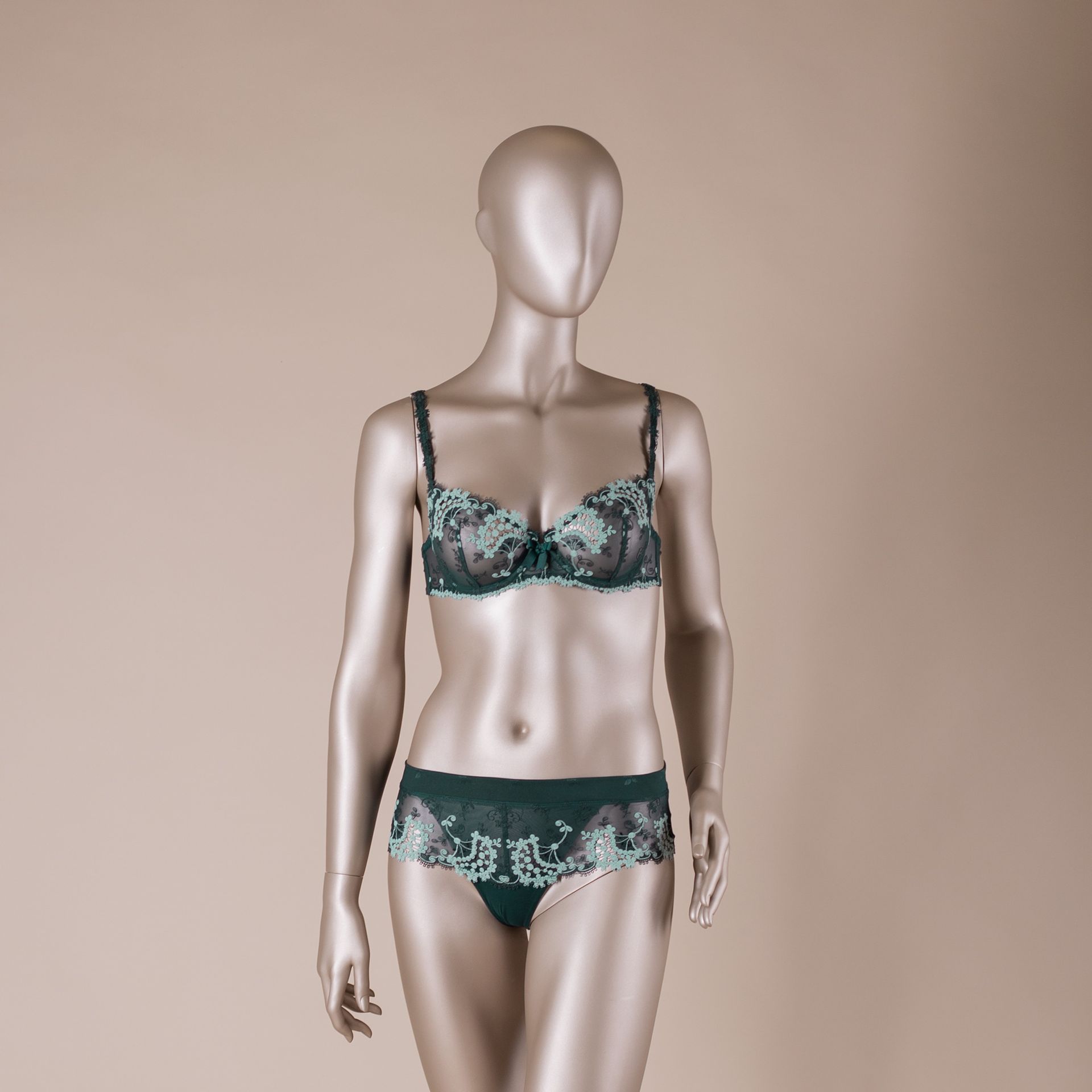 Paspop lingerie dame, B-cup, metallic huidskleur, staande pose 09B