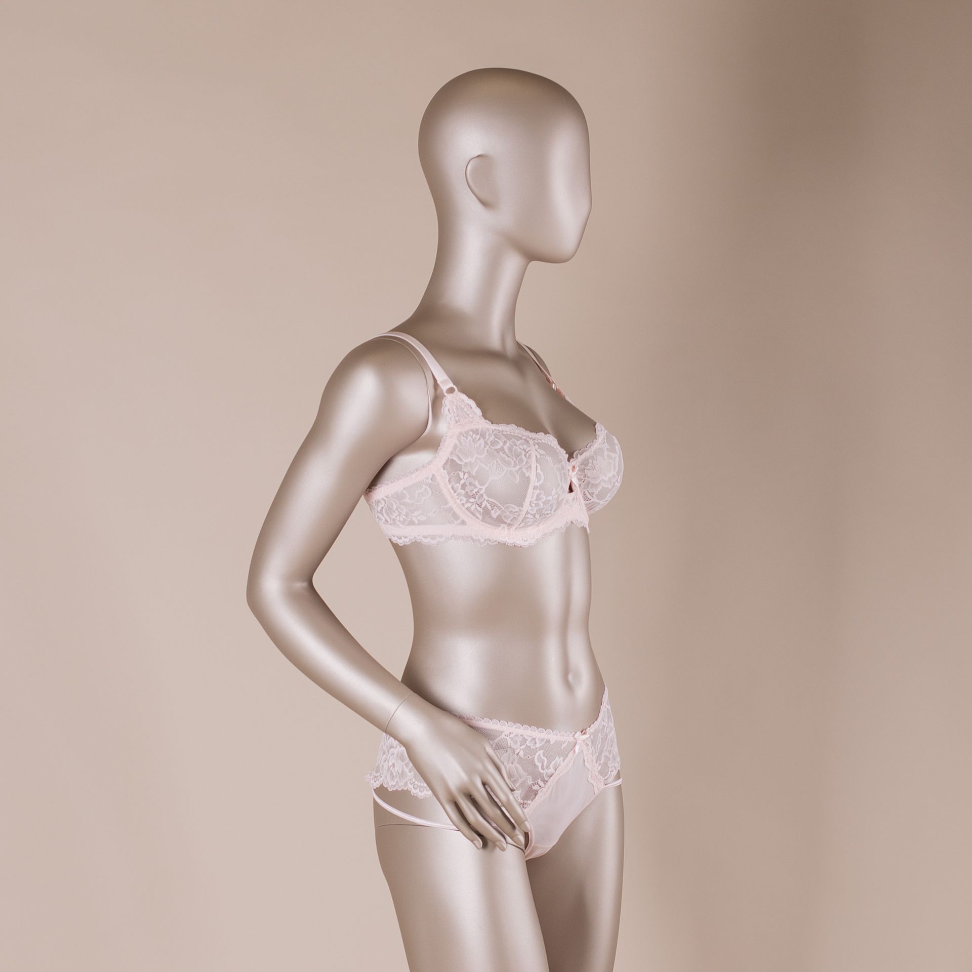 Mannequin lingerie, femme, bonnet B, couleur chair métallique, pose debout 02C