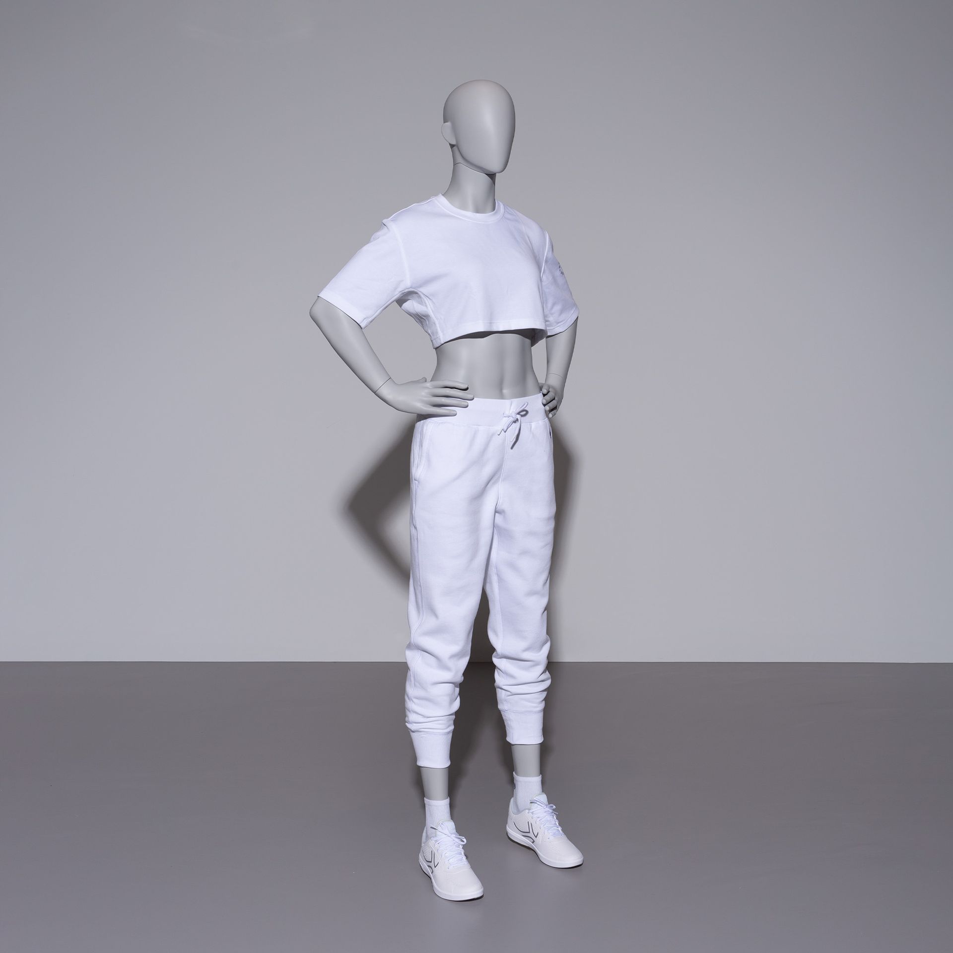 Maniquí de deporte mujer, gris,  cabeza abstracta, postura de pie 13