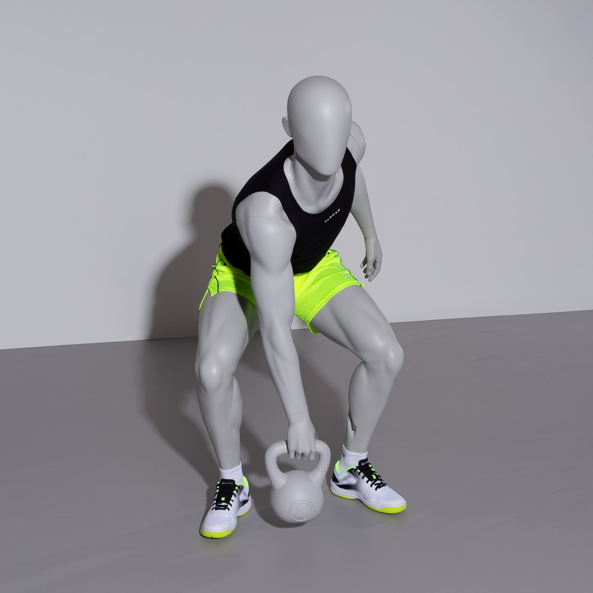 Mannequin sportif de fitness kettlebell, homme, gris, tête abstraite, pose debout 315