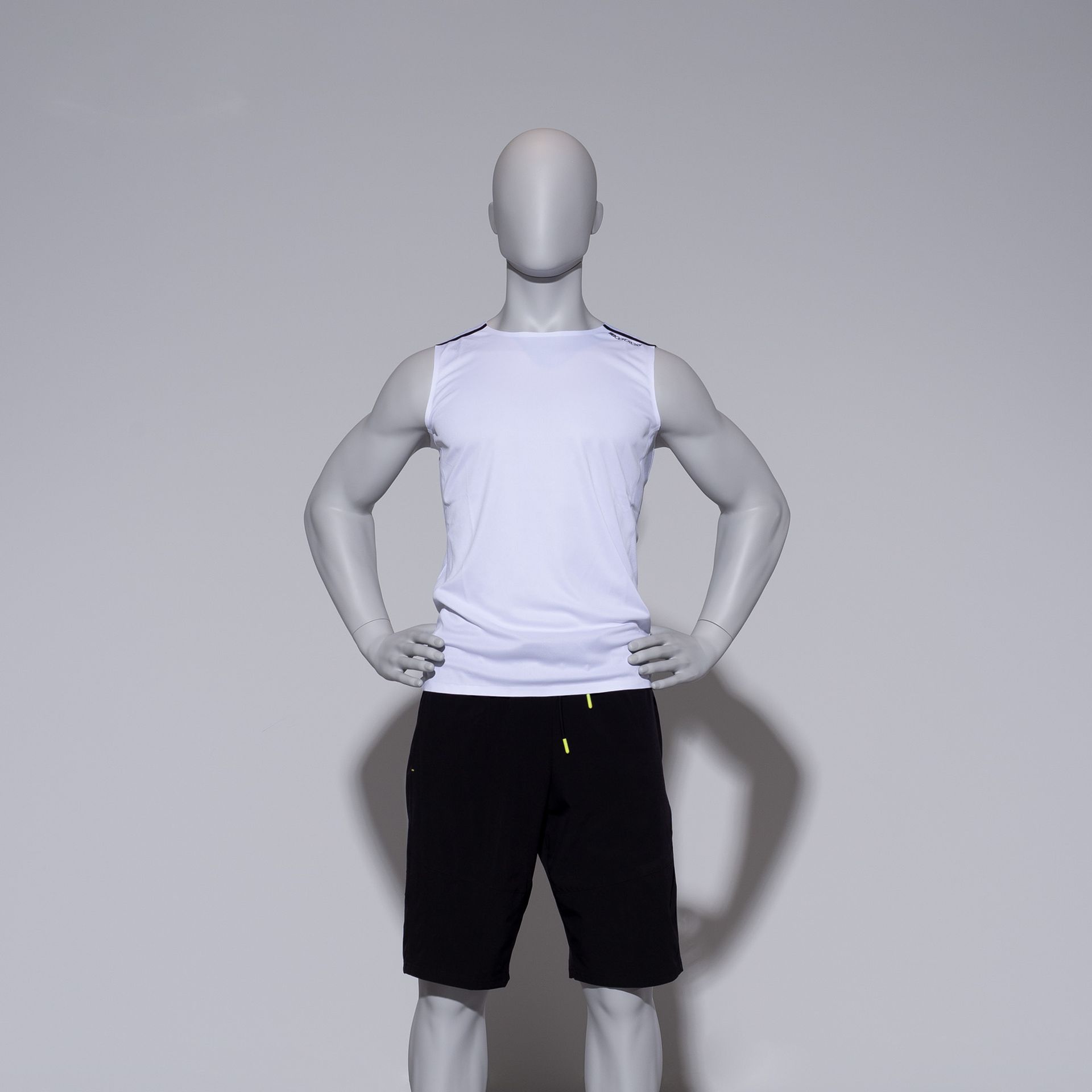 Mannequin sportif, homme, gris, tête abstraite, pose debout 316