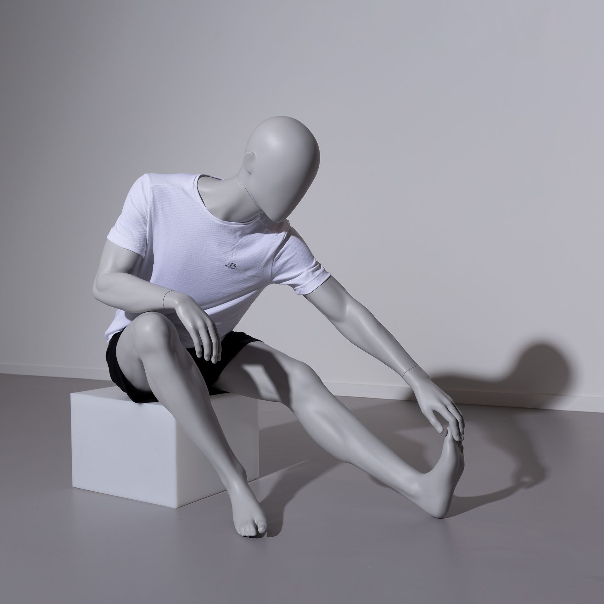 Mannequin sportif d'étirement, homme, gris, tête abstraite, pose asisse 321